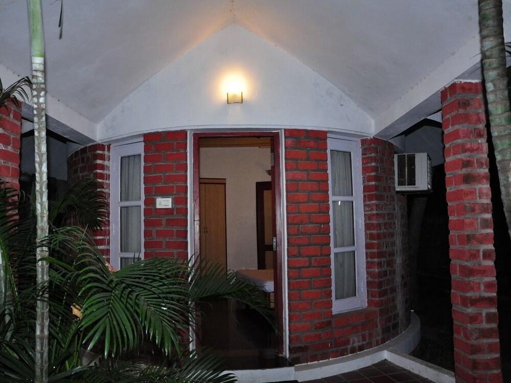 Green Coconut Resort Chennai Exterior photo