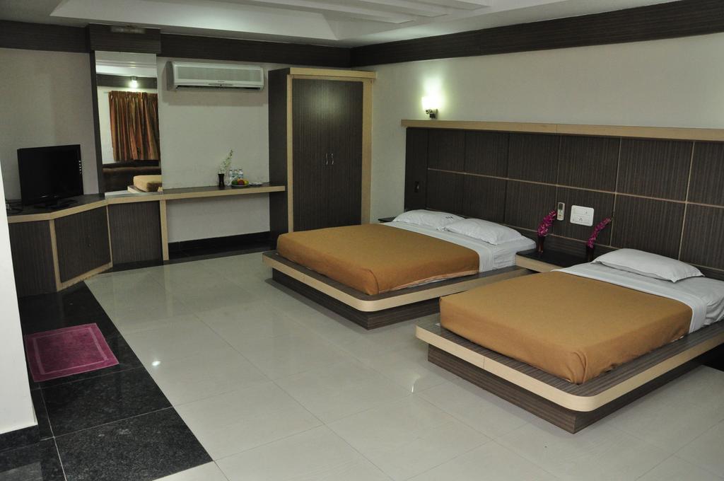 Green Coconut Resort Chennai Room photo