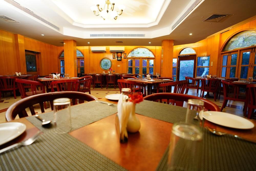 Green Coconut Resort Chennai Exterior photo